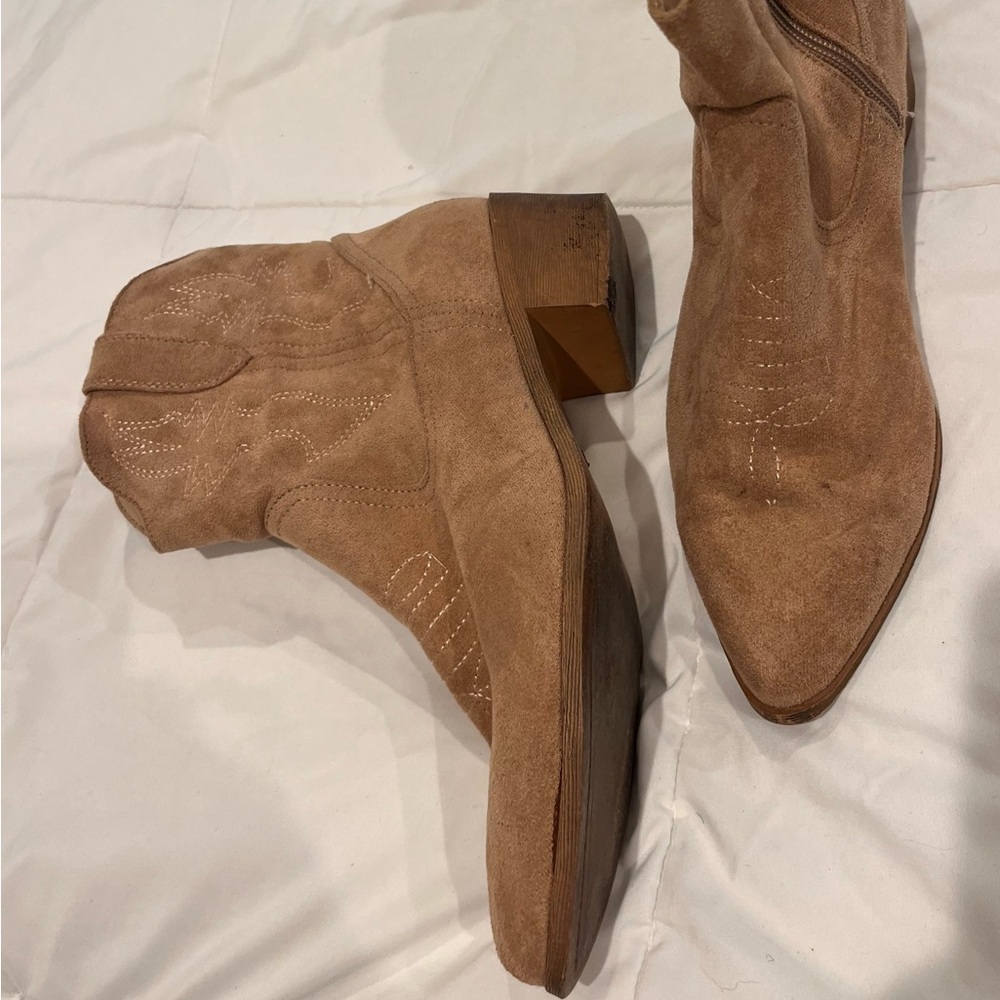 Olivia & Kate Lauren Boots Booties 7.5 Faux Suede Tan Western Pointy Festival
